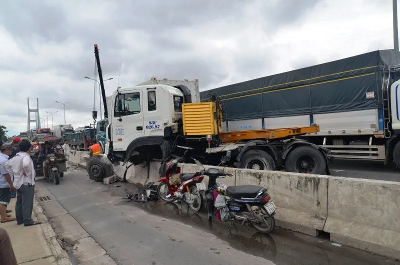 Hiện trường vụ tai nạn khiến chiếc xe container lao vào dải phân cách bê tông trên cầu Phú Mỹ